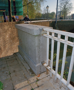 840109 Afbeelding van scheuren in een natuurstenen element op de Bijlhouwerbrug over de Oudegracht te Utrecht, voor de ...